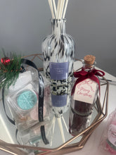 Load image into Gallery viewer, Christmas wax melts gift box
